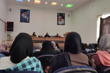 جلسه رئیس اتحادیه آرایشگران زنانه شهرستان مرودشت با اعضا این اتحادیه